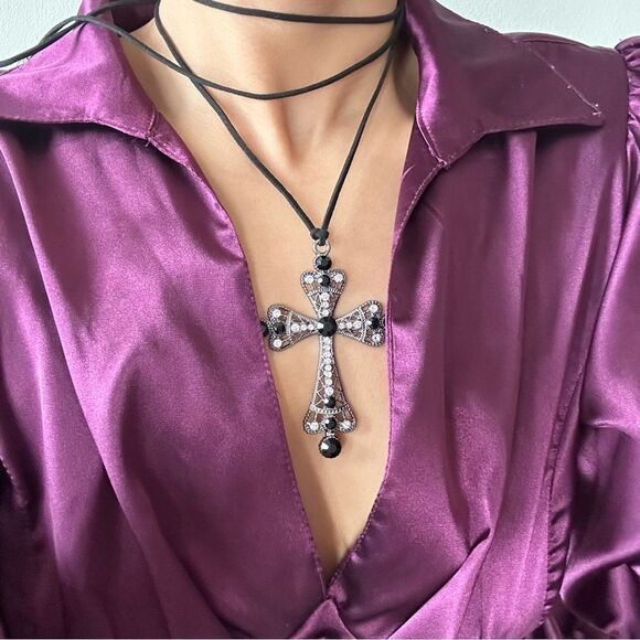 Y2k gothic oversized cross necklace on black cord - Picture 3 of 5